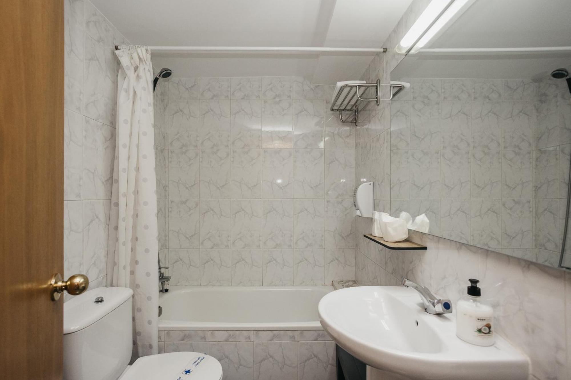 La Trobada Hotel Sport 里波尔 外观 照片