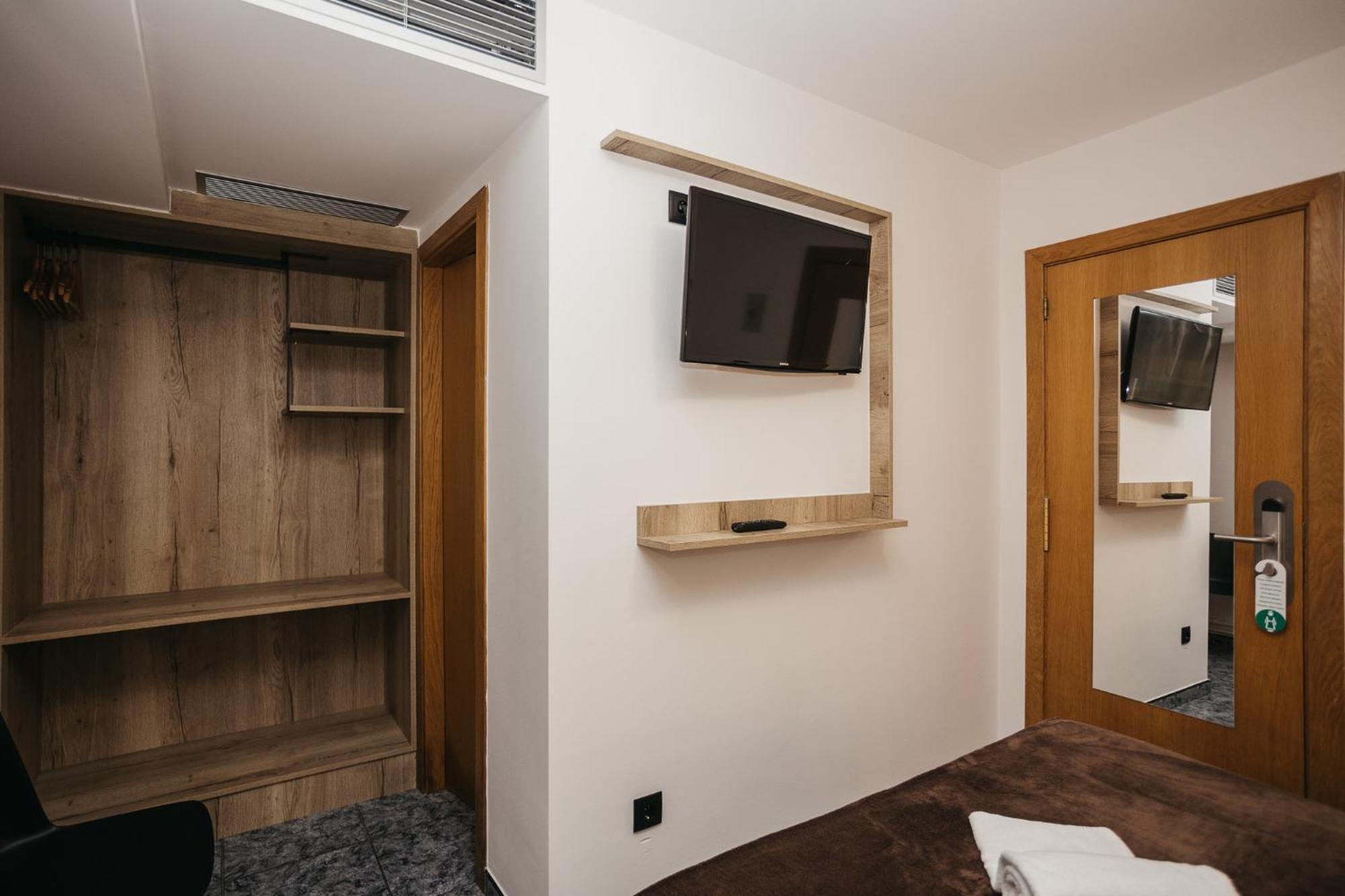 La Trobada Hotel Sport 里波尔 外观 照片