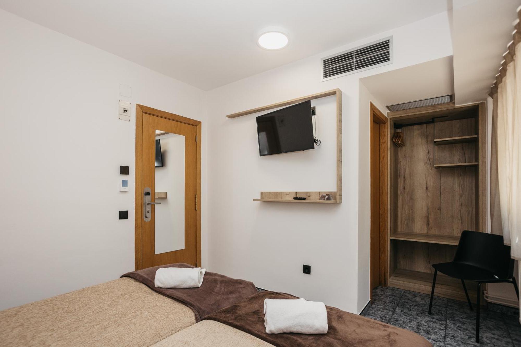 La Trobada Hotel Sport 里波尔 外观 照片